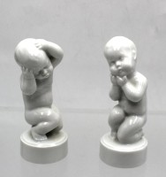 Auktion 362<br>2x sogen. Schmerzkinder, Kopfweh u. Zahnweh, Bing &amp; Gröndahl u. Royal Copenhagen, Weißporzellan, ca. H-11,5cm