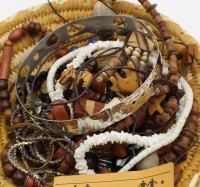 Auktion 362 / Los 1042 <br>Konvolut Modeschmuckketten, u.a. Holz,Perlmutt u.  1x Cloisonne