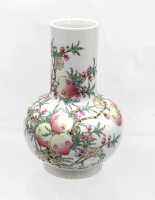Auktion 362 / Los 15503 <br>Vase, China, Pfirsichbemalung, ca. H-17cm