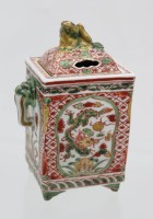 Auktion 362 / Los 15507 <br>Zierdose, China, 4 Zeichenmarke und Siegel, älter, Deckel bestossen und geklebt, ca. H-15cm B-10,5cm