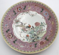 Auktion 362 / Los 15509 <br>gr. Schale, China, Vogel-u. Blumendekor, mittig leider Altriss, ca. H-7,5cm, D-37cm