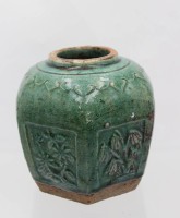 Auktion 362 / Los 15510 <br>Vase/Gefäss?,Steinzeug, China, 19. Jahrhundert, sechseckige Form, Reliefpflanzendekor, grüne Glasur, ca. H-15,5cm