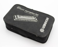 Auktion 362 / Los 16005 <br>Tasche mit 7 kl. Mundharmonikas, 5x Hohner, 1x Victory und Volt