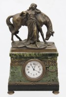 Auktion 362 / Los 2037 <br>schöne Tischuhr, Marmor, Bronzegruppe als Bekrönung, Uhrwerk steht und wohl nicht original, ca. H-25cm B-13,5cm T-5cm