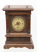 Auktion 362 / Los 2038 <br>Tischuhr um 1900, USA ?, Holzgehäuse, Werk läuft an, H-19,5cm B-14,5cm T-11cm