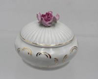 Auktion 362 / Los 8022 <br>Zierdose, gemarkt, Deckelblüte (mit Chip), ca. H-9cm D-11cm