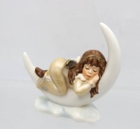 Auktion 362 / Los 9020 <br>Engel auf Mond schlafend, Goebel Weihnacht, bemalt, H-14cm L-14cm
