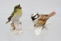 Auktion 362 / Los 9022 <br>2x Vogelfiguren, Goebel, Waidlaubsänger u. Haubenmeise, bemalt, ca. H-8cm