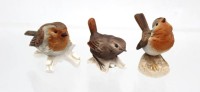 Auktion 362 / Los 9026 <br>3x Vogelfiguren, Goebel, 2x Rotkehlchen 1x Spatz, bemalt, ca. H-6,5cm, 1x min. Chip an Schnabel