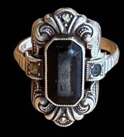 Auktion 362 / Los 1045 <br>Art Deco Silberring-800- schwarzer Centerstein, beidseitig Markasiten, 1 fehlt, RG 54, 3,5 gr.