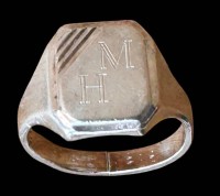 Auktion 362 / Los 1049 <br>Siegelring-925-, Buchstaben MH, RG 63, 7,7 gr.