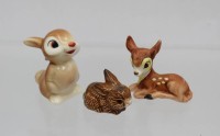 Auktion 362 / Los 9029 <br>3x kl. Goebel-Figuren, Bambi, Klopfer und kl. Häschen (Ohr mit Chip), ca. H-6,5cm
