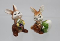 Auktion 362 / Los 9032 <br>2x Hasenfiguren, Goebel, bemalt in Unterglasurfarben, ca. H-8cm