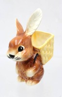 Auktion 362 / Los 9036 <br>Hase mit Kiepe, Goebel,bemalt in Unterglasurfarben, ca. H-14,5cm