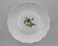 Los 8065 <br>runde Platte mit Blumenbemalung, Meissen, Schwertermarke, 2 Schleifstriche, am Rand bestossen, D-22,5cm