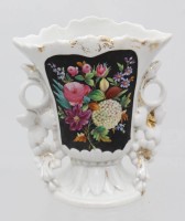 Auktion 362 / Los 8068 <br>Biedermeiermeier-Vase, Blumen auf schwarzem Grund, Goldzier berieben, ca. H-16cm
