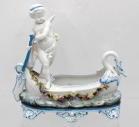 Los 8071 <br>fig&uuml;rliche Schale, Putto als Gondoliere, D&eacute;pos&eacute; gemarkt, teilw. farbig staffiert, aufgesetzte Bl&uuml;ten (einige mit Chips), leider am Kopf geklebt, H-24cm B-24cm