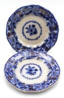 Auktion 362 / Los 9040 <br>2x Teller, Villeroy &amp; Boch, Japonica, 19. Jahrhundert, Fayence mit blauem Dekor und Goldmalerei, ca. D-20cm