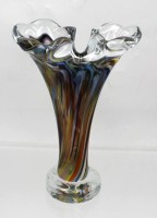 Auktion 362 / Los 10009 <br>2passige Kunstglas-Vase mit farbigen Einschmelzungen, ca. H-20cm