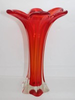 Auktion 362 / Los 10011 <br>hohe Vase, wohl Murano, rot/klar, ca. H-34,5cm