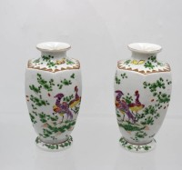 Auktion 362<br>Paar kl. Vasem, Blumen u.-Vogelbemalung, Japan, ca. H-15cm