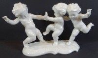 Los 8007 <br>drei spielende Kinder "Hutschenreuther" sign. K. Tutter, weiss, H-12 cm, B-22 cm