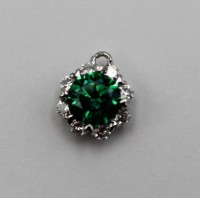 Auktion 362<br>kl. Anhänger, versilbert, klare und grüner Stein, ca. D-1cm