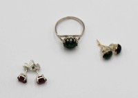 Auktion 362<br>2 Paar Ohrstecker sowie 1x Ring (offene Schiene), verilsbert