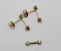 Auktion 362<br>Paar 14 K GG-Ohrstecker sowie kl Steg? , je mit kl. Brillanten, zus- ca. 0,35ct, 1,3gr, L-1,7cm