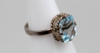 Auktion 362<br>925er Silber-Ring, blauer brasilianischer Topas ca. 5,2ct, offene Schiene, 3,9gr.