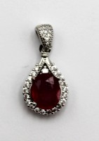Auktion 362<br>Anhänger mit erhitztem Rubin, versilbert, ca. L-2,5cm