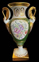 Auktion 362<br>hohe Vase mit Schwanenhals-Henkel, Limoges, Bölumenmalerei in Reserven, H-33 cm, dat. 1975