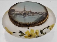 Auktion 362<br>kl. Glas Deckeldose, Deckel mit Perlmutt-Bild,Ansicht Ulm  handbemaltH-5 cm, L-10,5 cm