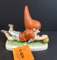 Los 9018 <br>gr. Figur "Goebel" Tommy, Torwart, H-13 cm, 17x10 cm