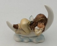 Auktion 362 / Los 9047 <br>Engel, auf Mondsichel schlafend "Goebel", ca. 14x14 cm