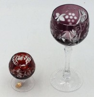 Auktion 362 / Los 10025 <br>Weinglas und Cognacschwenker, Bunthlas mit Schliff "Nachtmann" Etikett, H-19 und 8 cm