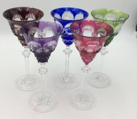 Auktion 362 / Los 10026 <br>5x Buntglas-Weinrömer, beschliffen, H-21 cm