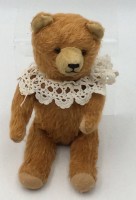 Auktion 362 / Los 12039 <br>alter Teddy mit  Spitzenkragen, H-30 cm