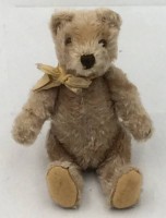 Auktion 362 / Los 12040 <br>kl. Steiff Teddy, blond mit Schleife, hart gestopft, H-16 cm