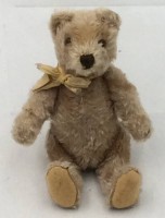 Auktion 367 / Los 12028 <br>kl. Steiff Teddy, blond mit Schleife, hart gestopft, H-16 cm