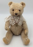 Auktion 362 / Los 12041 <br>gr. Steiff Teddy mit  Spitzenkragen, Brummstimme, hart gestopft, guter Zustand, H-ca. 50 cm