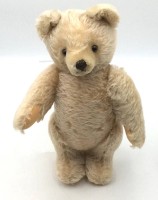 Auktion 362 / Los 12043 <br>Steiff Teddy, blond, Brummstimme, H-30 cm, hart gestopft