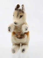 Auktion 362 / Los 12049 <br>Känguru mit Junges, Steiff, nur Knopf, ca. H-14cm