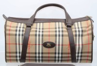 Los 13001 <br>Burberry Reisetasche und Handtasche, Segeltuch, Faux -Leder, Tragespuren, ca. H-20cm B-36cm u. 19 x 28cm
