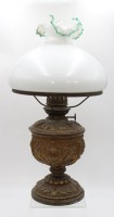 Auktion 362 / Los 16018 <br>Gründerzeit-Petroleumlampe, Kupferstand, Milchglasschirm bestossen, ca. H-47,5cm