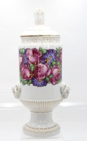 Auktion 362 / Los 8093 <br>hohe Deckelvase, florales Dekor, beidseitig Widderköpfe, ungemarkt, oberer Rand bestossen, Deckel geklebt, H-45cm