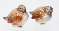 Auktion 362 / Los 8094 <br>Paar Spatzen, bemalt in Unterglasur, ungemarkt, ca. H-9cm