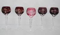 Auktion 362 / Los 10032 <br>5x Likörgläser, rot überfangen, Nachtmann, floral beschliffen, ca. H-11,5cm