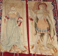Auktion 362 / Los 13007 <br>Paar ältere Wand-Gobelin, Renaissance-Paar, Altersspuren, je ca. 110 x 49cm