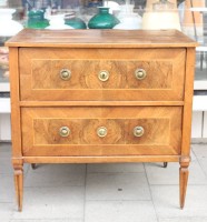 Auktion 362 / Los 14005 <br>Louis Seize-Kommode, div. kl. Schäden, H-84,5cm B-86cm T-57,5cm